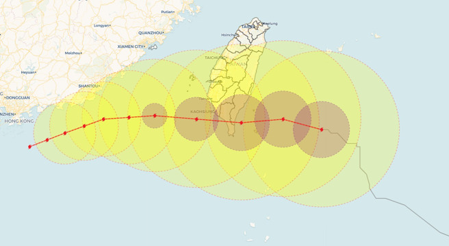 圖為小犬颱風增胖變巨犬的過程，之後碰到台灣陸地就消風。(翻攝自彭啟明臉書)
