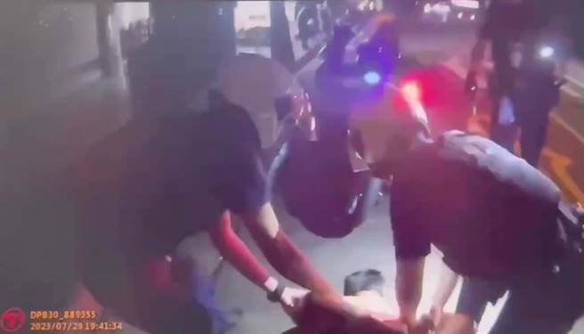 柯姓犯嫌遭警方制伏。（资料照片／影片翻拍）