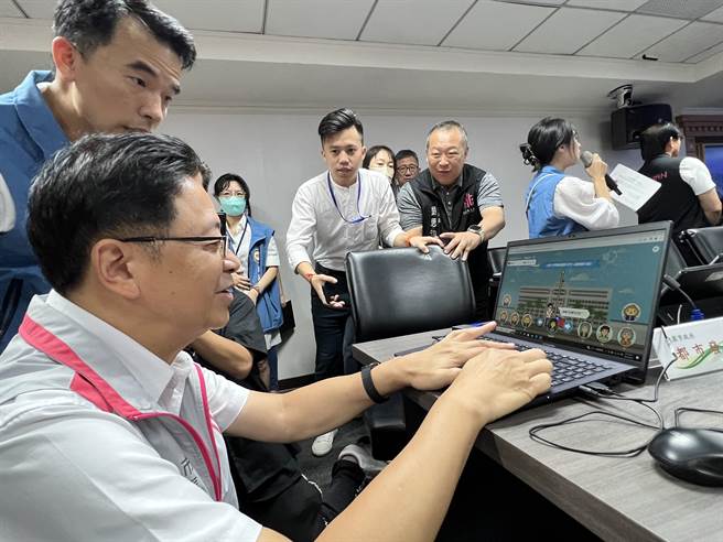 桃园市政府设计「国庆升旗线上互动游戏」上线2天，已经累积破万次的游玩次数，目前最快升旗手仅花2.49秒完成任务。(蔡依珍摄)