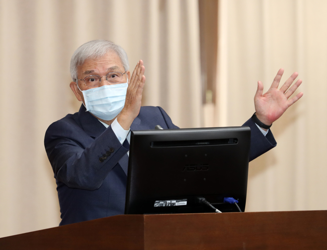 中央银行总裁杨金龙（图）4日在立法院财政委员会，答覆立委询问关于台币贬值的问题。（刘宗龙摄）