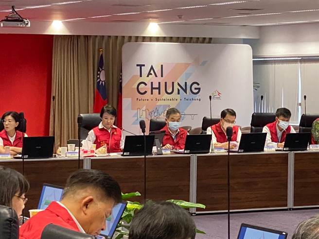 台中市长卢秀燕上午在灾前整备会议上表示，台中市明天有机会放颱风假。(台中市消防局提供)
