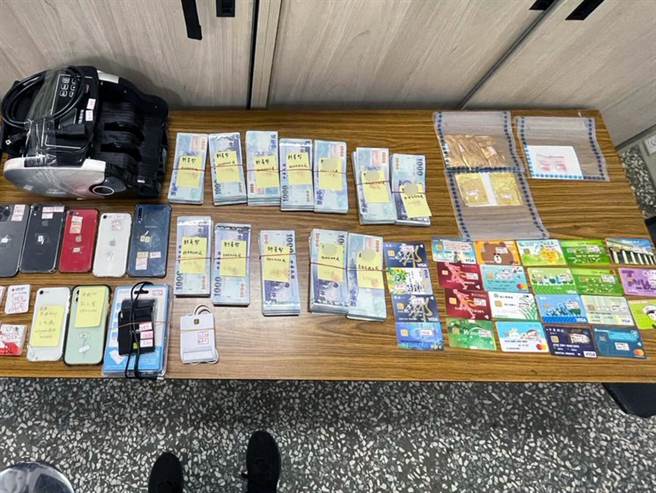 台南市警二分局2日破獲邱姓女子、吳姓男子涉嫌詐欺、毒品等罪嫌，起出現金109萬8000元及毒品等大批犯罪物證。（讀者提供／洪榮志台南傳真）