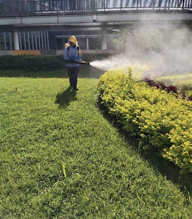 台北市卫生局表示，内湖区及万华区级应变工作小组已发动社区清洁日，清除社区孳生源及环境喷消等防治工作。（卫生局提供／蔡佩珈台北传真）