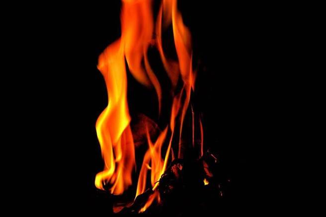 男子离婚后带汽油火烧前妻家 （示意图，达志影像）