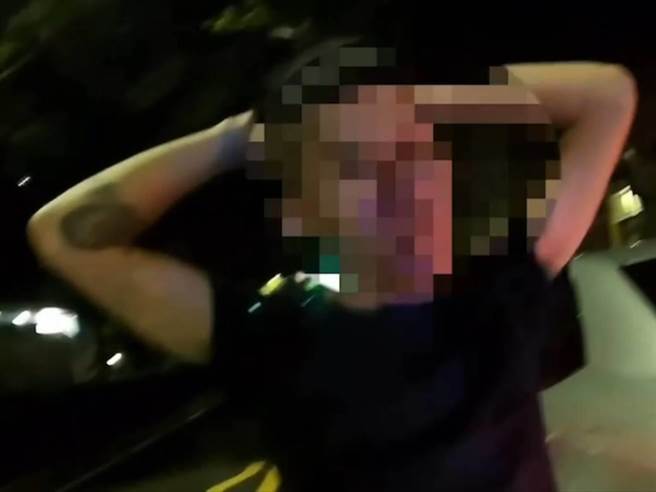 中正二路派出所員警於2日深夜攔查違規車輛，竟發現駕駛鄒男是妨害自由通緝犯，後悔因收到開庭文件忘記請假而遭逮捕。（警方提供／任義宇高雄傳真）