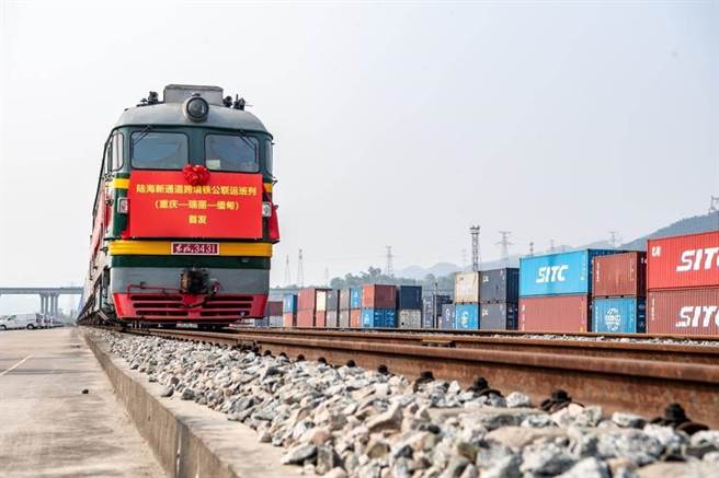 大陸西部陸海新通道班列，統計前3季運輸貨物年增14％。（新華社）
