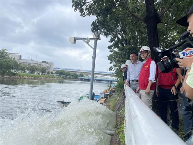 高雄市长陈其迈到前镇区镇州抽水站视察。（洪靖宜摄）