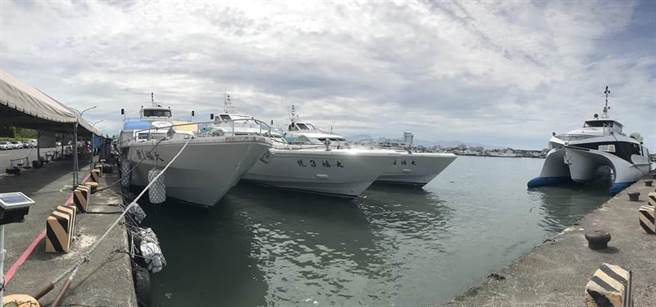 中颱小犬进逼，往返屏东离岛小琉球的4家民营客船稍早宣布，4日起全天停航3天至6日，7日再视海况公告是否復航。（谢佳潾摄）