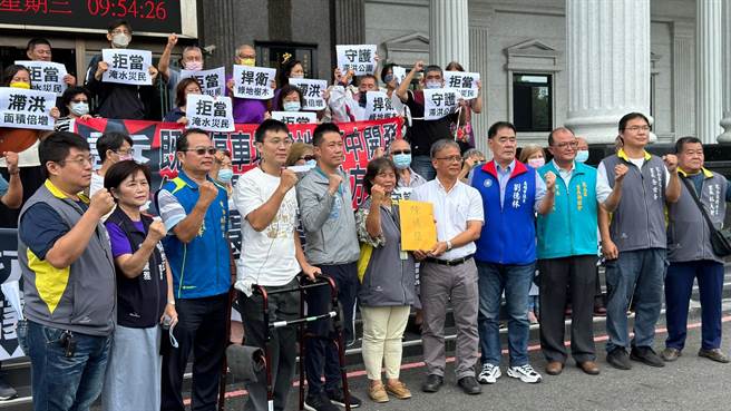 环团今（4）日抗议，要求停止小贝湖开发，否则恐让下游居民饱受淹水之苦。（柯宗纬摄）