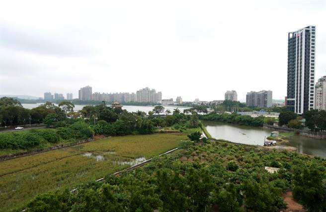 该区域范围不属于淹水潜势区，市府仍採取较中央所要求滞洪体积更高之出流管制，经相关审查会审核通过，整体区域排水规划不仅显着增加透水面积与滞洪量，并新增延滞洪峰与提升区域排水功能。（高市运发局提供）