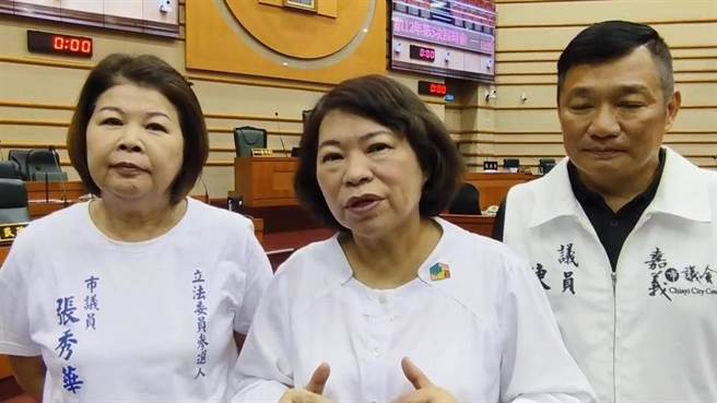 嘉义市长黄敏惠今天说明全天上班上课的理由。（廖素慧摄）