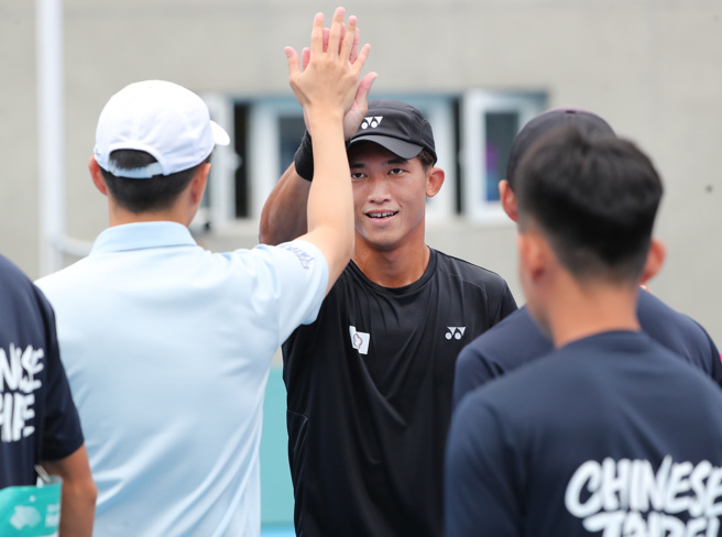  杭州亞運中華隊軟網選手張祐菘和團隊擊掌慶祝。（鄭任南攝）