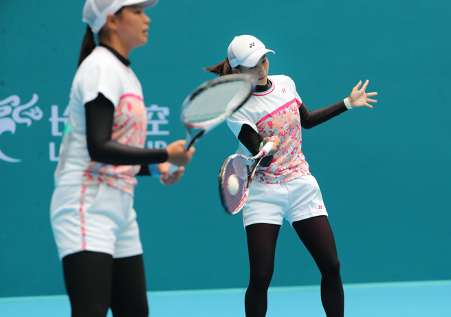 杭州亞運中華隊軟網女子選手黃詩媛、徐巧楹助隊晉級女團金牌戰。（鄭任南攝）