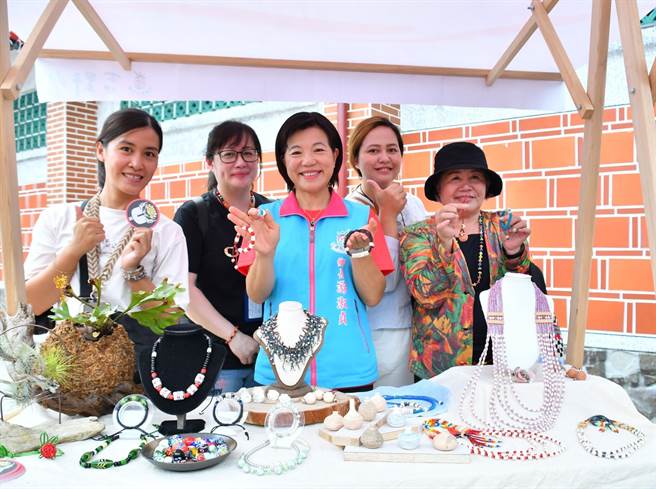 花莲县吉安乡庆祝双十国庆，每年都会举办踩街活动今年乡公所有别以往、发挥创意，邀请游行队伍以风华50年代为背景，穿出具时代感的穿搭，带领眾人穿越时光隧道，回到50年代热爱国家的奋进时代景象。（吉安乡公所提供／罗亦晽花莲传真）