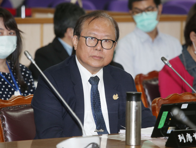 行政院人事行政总处人事长苏俊荣4日赴立法院备询。（姚志平摄）