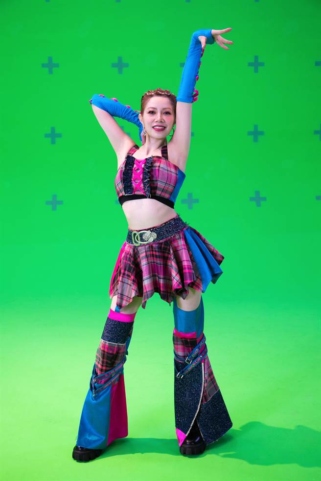 徐怀钰穿上Y2K拼接风的粉蓝色格纹套装展现女王魅力。（滚石唱片提供）