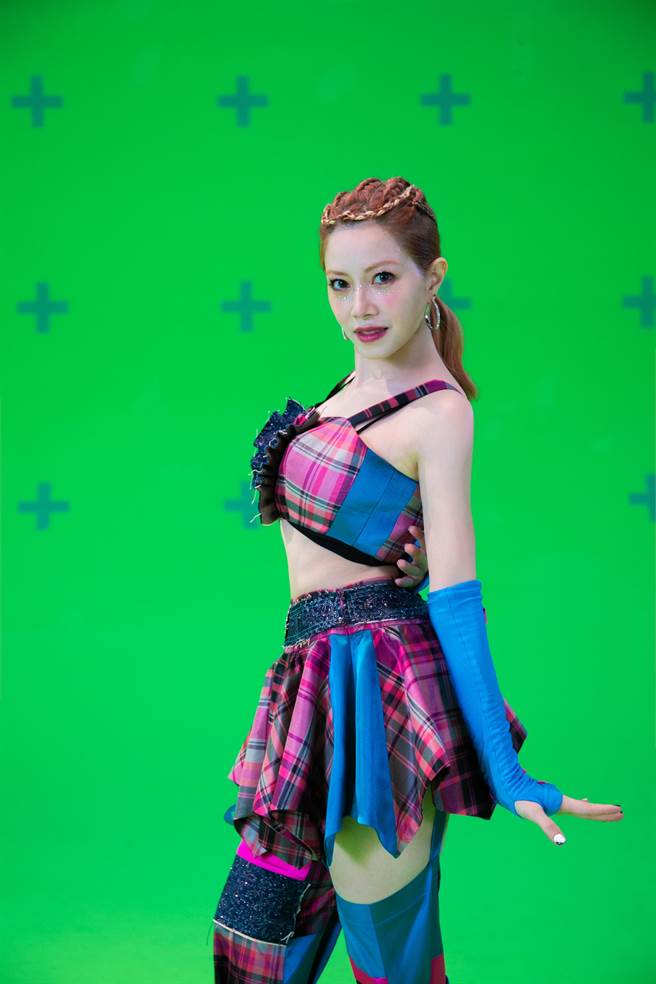 徐怀钰穿上Y2K拼接风的粉蓝色格纹套装展现女王魅力。（滚石唱片提供）