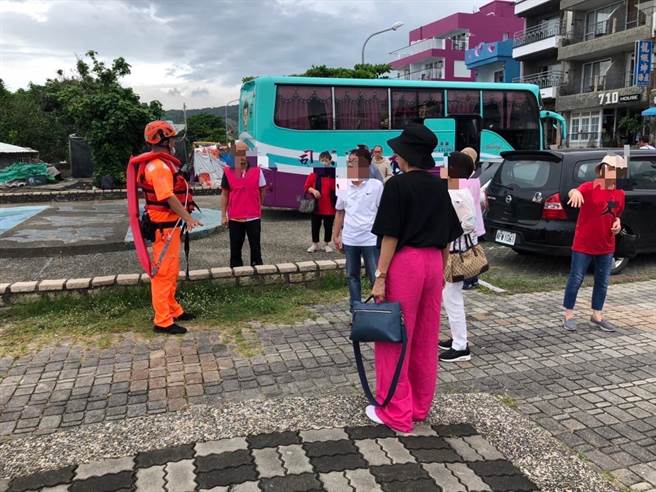 據統計，截至4日上午9時，海巡人員勸離人數達122人，海巡表示，民眾若不聽勸離開，最高可開罰25萬。（海巡提供／謝佳潾屏東傳真）