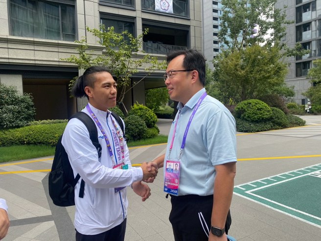 体育署长郑世忠探视甘家葳(左)伤势。(中华奥会提供)