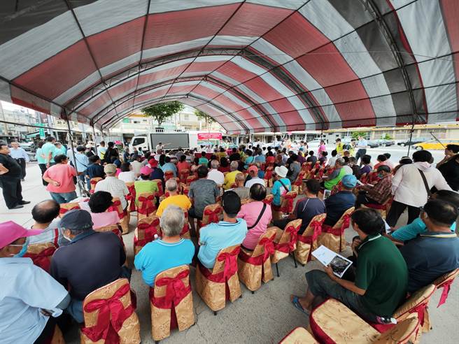 彰化第4选区绿委陈素月争取连任，4日召集台铁局、铁道局下乡举办说明会，不过惨遭蓝营挑战者郑俊雄与前立委陈朝容踢馆。（吴建辉摄）