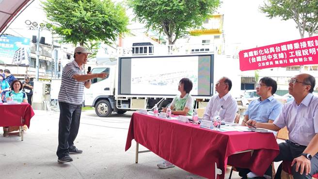 前立委陈朝容上台针对工程设计与陈素月互杠，场面火爆。（吴建辉摄）