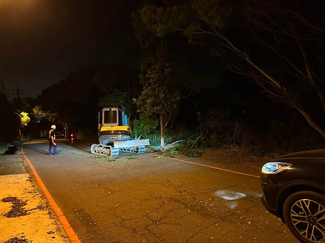 清水區吳厝路往國道3號橋梁，一棵路樹不敵強風遭連根拔起，橫躺於馬路上。（警方提供）