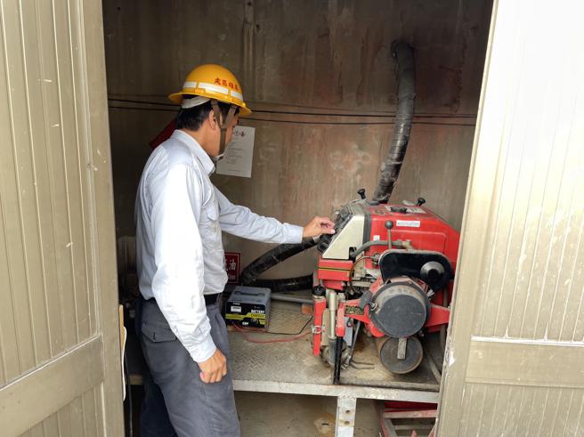 台电高雄区处针对较低漥地区的变电所做好挡水措施、备妥沙包，并完成抽水机测试。（图片来源：台电高雄区处提供）
