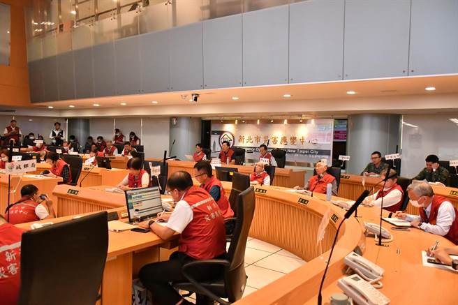 新北市府举行第3次防颱整备会议。（新北市政府提供）