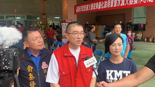 ▲基隆市消防局4日举行乾粉灭火器优化以及新式水灭火器示范说明会，基隆市长谢国梁（中）表示，预计年底前将会全面检测基隆市内公共区域的7300多具灭火器，并将在3年内配合里长需求全面更新。（徐佑升摄）