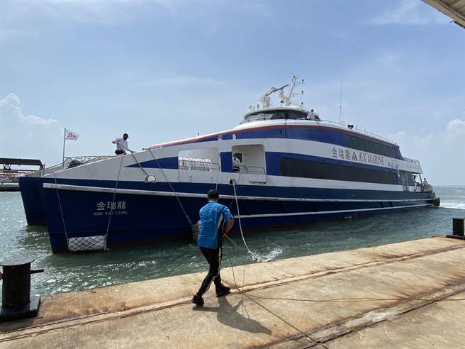 小三通金门往返五通、石井航线5日全天候停航，6日另视颱风动态再行公告。(于家麒摄)