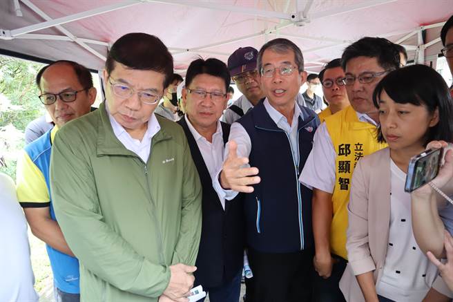 交通部长王国材（左一）与立委们下乡考察，首站来到竹东，视察台68延伸案。（邱立雅摄）