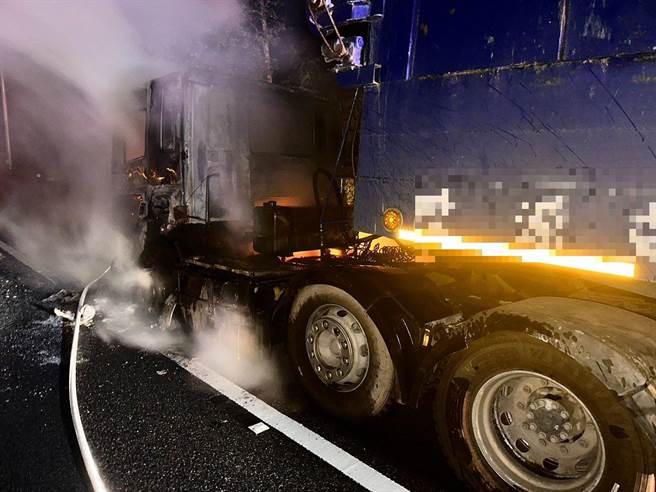 砂石車疑似故障導致引擎冒煙起火。（民眾提供／李京昇苗栗傳真）