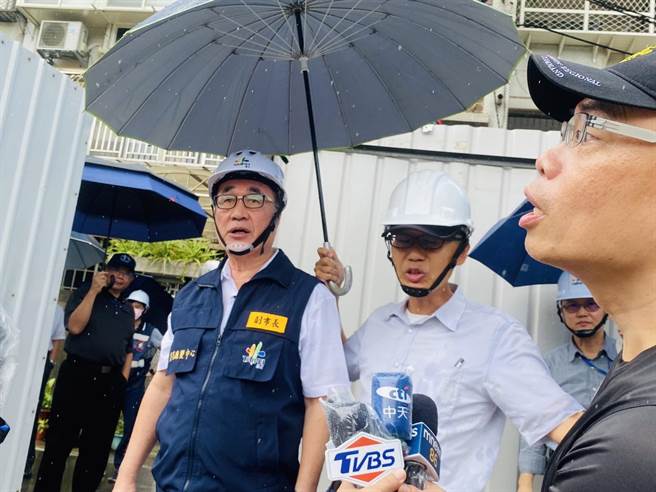 小犬颱风来势汹汹，台北市副市长李四川今(4)日早上前往基泰大直事故现场，视察拆除作业现场防颱整备情形。(黄敬文摄)