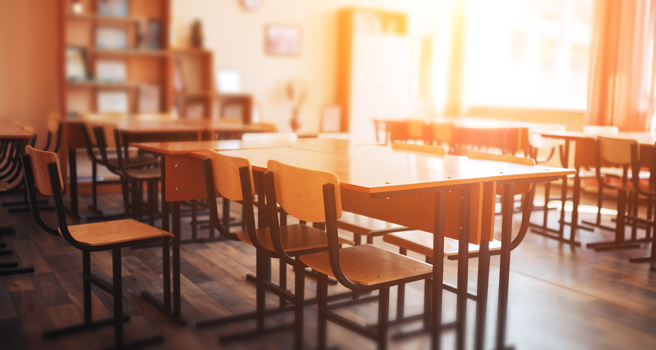 日本文部科学省调查得知，2022年度旷课30天以上的日本小学生及中学生约29万9000人，是连续10年增加并刷新过去纪录。（示意图/shutterstock）