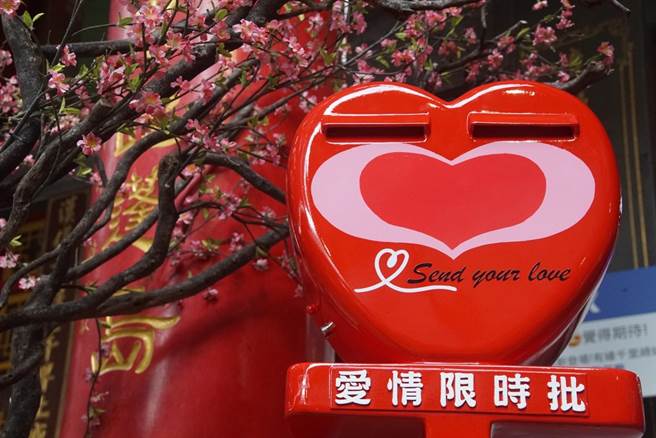 「愛情限時批」愛的郵筒今天在颱風來襲前宣告啟用。(曹婷婷攝)