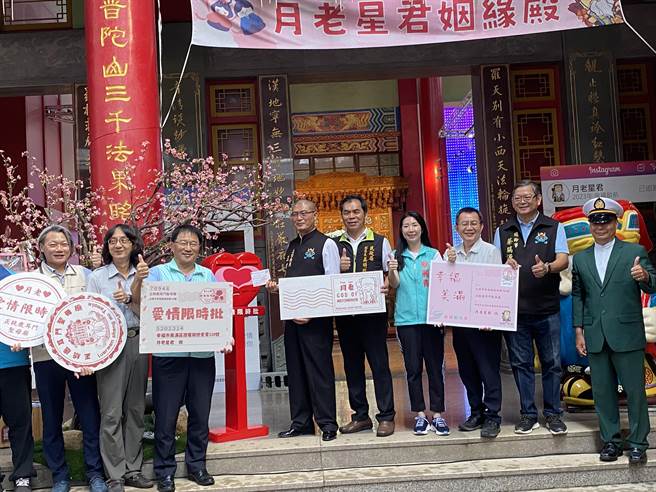台南郵局與正統鹿耳門聖母廟跨界合作，打造全台第一座愛情限時批的造型郵筒，豎立在聖母廟月老殿前。(曹婷婷攝)