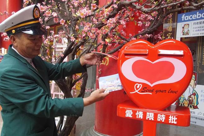 郵差每天都會來郵筒取信幫忙寄送。(曹婷婷攝)