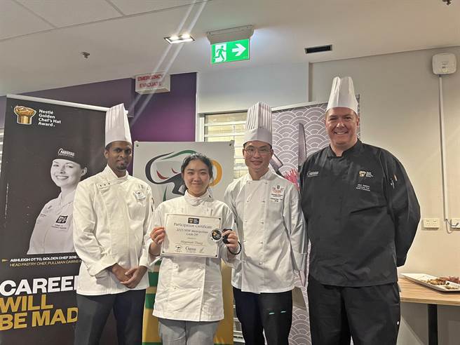 弘光科大学生唐莉莲（左二）参加「2023 年新南威尔斯大都会烹饪大赛」获得银牌。（弘光科大提供）