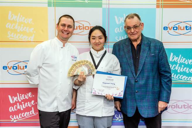 弘光科大学生唐莉莲（中）参加澳洲EHI餐饮观光学院比赛拿到铜牌及丰厚奖金。（弘光科大提供）