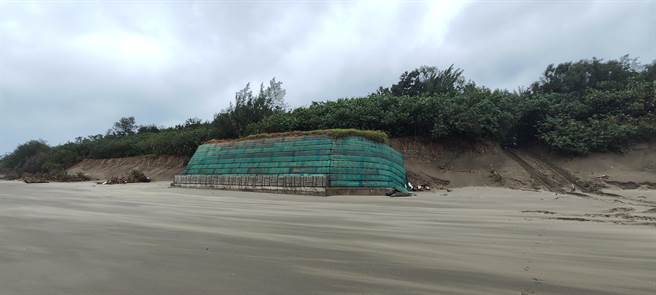 苗栗县竹南镇假日之森沙岸持续崩塌，原本紧急护堤土坡两侧都已崩坍。（谢明俊摄）