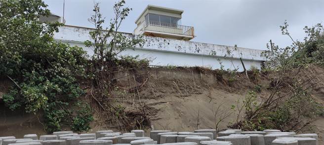 苗栗县竹南镇假日之森沙岸持续崩塌，直接威胁苗栗县政府创客基地安全。（谢明俊摄）