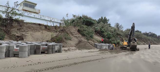 苗栗县竹南镇假日之森沙岸持续崩塌，直接威胁苗栗县政府创客基地安全，县府紧急调来消波块暂时保护创客基地下方沙岸。（谢明俊摄）