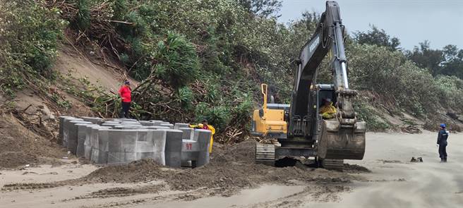 苗栗县竹南镇假日之森沙岸持续崩塌，直接威胁苗栗县政府创客基地安全，县府紧急调来消波块暂时保护创客基地下方沙岸。（谢明俊摄）