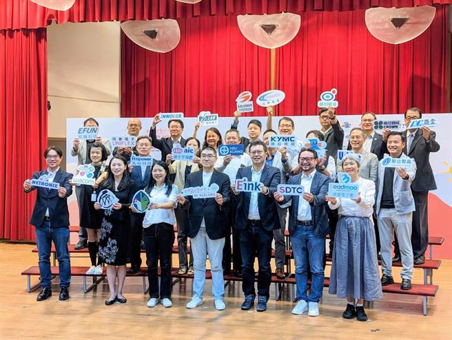 元太科技董事长李政昊（前排右3）牵头，邀集22家业者共同捐赠1075部电子阅读器及近11万册电子书给基隆市国小学童，由基隆市长谢国梁（前排右4）代表接受。（张志康摄）