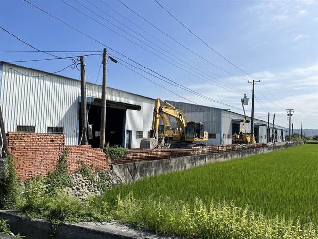 直接根除！彰化縣員林市員大路1處隱身在千坪廠房的賭場，近日遭彰化警方查獲，以劉、鄭姓共同經營以撲克牌賭博「妞妞」，當場帶回29名賭客。 （警方提供／吳建輝彰化傳真）