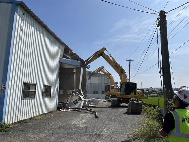 警方還發現鐵皮屋是違章建築，經通報縣府建設處稽查並裁處。（警方提供／吳建輝彰化傳真）