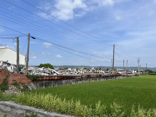 警方與縣府昨天上午前往拆除，將鐵皮屋夷為平地，讓賭場徹底根除。（警方提供／吳建輝彰化傳真）