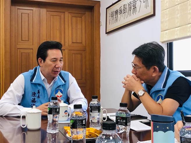 金门县长陈福海(左)与秘书长谢世杰(右)研究「忍者龟计画」，全面疏通各乡镇道路排水沟，防止积、淹水事件再发生。(图／金门县政府提供)