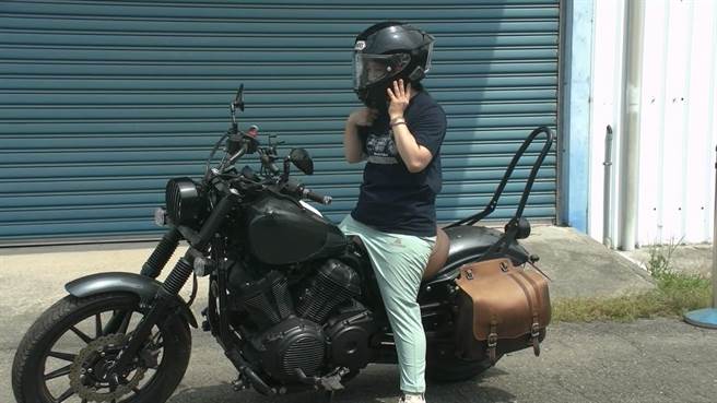 2023年10月4日彰化县／法务部行政执行署昨天在彰化县地方税务局旁停车场拍卖1部美式重型机车，经48次激烈竞价后以26万元拍出。（彰化分署提供／孙英哲彰化传真）