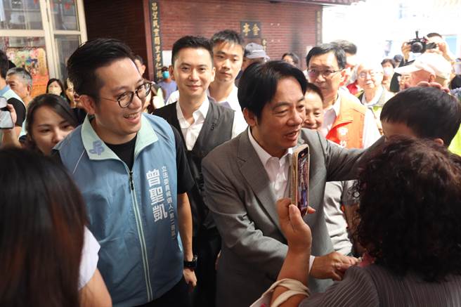 阳明交大助理教授曾圣凯（左）关新竹县学子受教权，提出龙年后需求缺口的解方。（邱立雅摄）